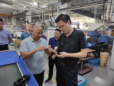 唐進(jìn)率隊(duì)調(diào)研我縣汽車配件產(chǎn)業(yè)發(fā)展與五金產(chǎn)品研發(fā)，助推產(chǎn)業(yè)升級(jí)
